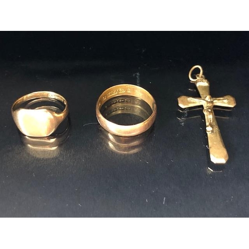 64 - Three items of 9ct Gold jewellery to include a cross/ crucifix pendant and a child's signet ring (3)... 