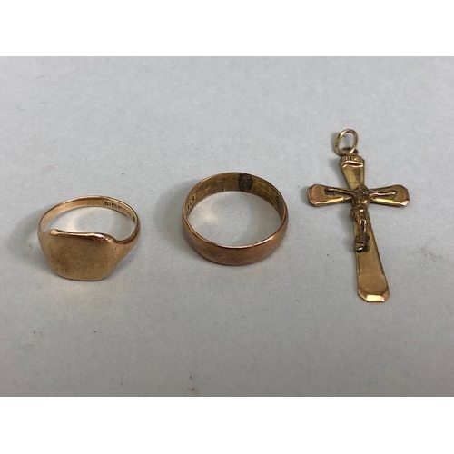 64 - Three items of 9ct Gold jewellery to include a cross/ crucifix pendant and a child's signet ring (3)... 