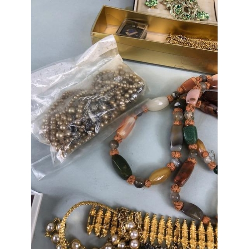 91 - Costume jewellery, quantity of vintage costume jewellery to include, brooches, pendants, bracelets, ... 