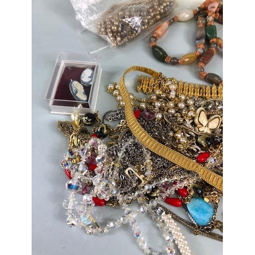 91 - Costume jewellery, quantity of vintage costume jewellery to include, brooches, pendants, bracelets, ... 