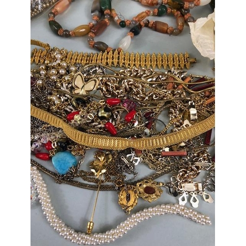 91 - Costume jewellery, quantity of vintage costume jewellery to include, brooches, pendants, bracelets, ... 