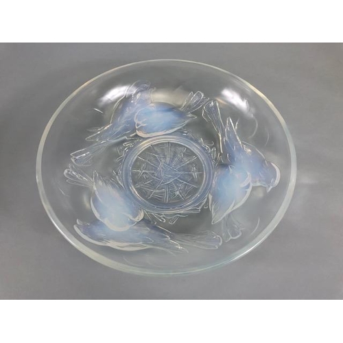 100 - Art Deco opalescent glass bowl moulded with nesting birds, Circa 1930 signed EZAN France, Approximat... 