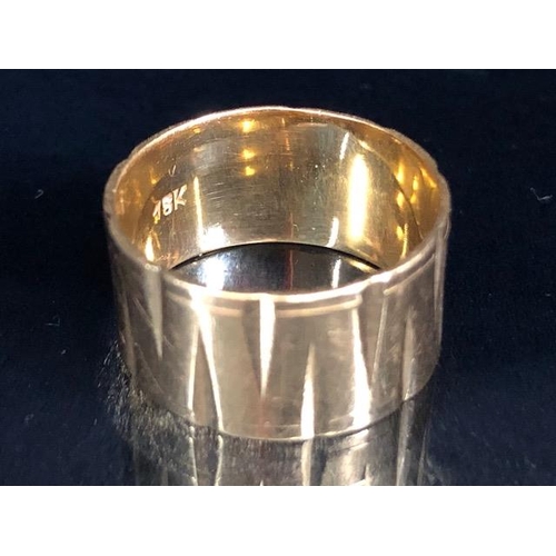 17 - 18ct Gold band size 'K' and approx 4.9g