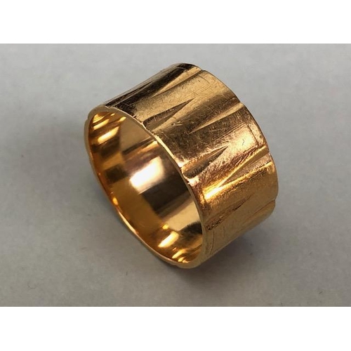 17 - 18ct Gold band size 'K' and approx 4.9g