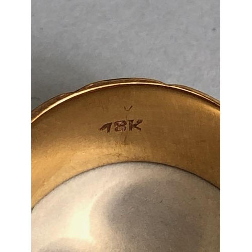 17 - 18ct Gold band size 'K' and approx 4.9g