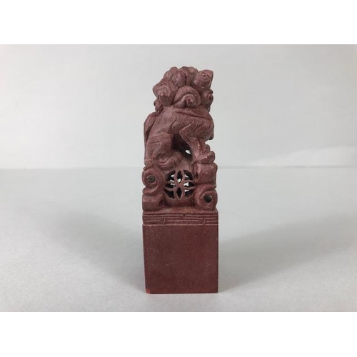 196 - Chinese carvings, a collection of  soap stone carvings to include seals bearing Foo dog and warriors... 