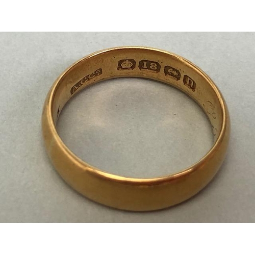 31 - 18ct Gold band size 'L' & approx 5.2g