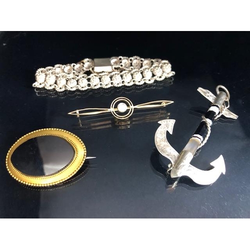 32 - Collection of jewellery to include a 9ct Gold bar brooch (approx 2.5g), Agate set and silver Anchor,... 