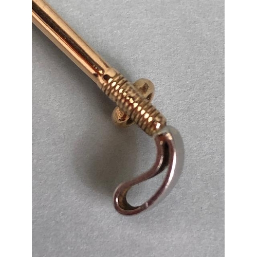 65 - 15ct Gold brooch in the form of a Horse riding Crop approx 60mm in length and total weight approx 5.... 