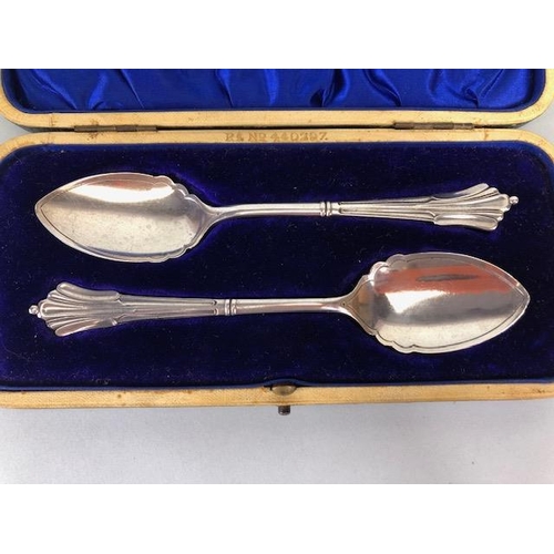 9 - Pair of Edwardian Silver hallmarked and cased spoons, hallmarked for Sheffield 1905 by maker James D... 