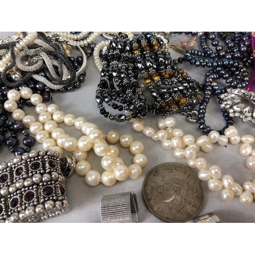 100 - A good collection of costume jewellery to include fashion and vintage watches, pearls, silver rings ... 