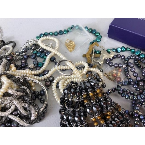 100 - A good collection of costume jewellery to include fashion and vintage watches, pearls, silver rings ... 