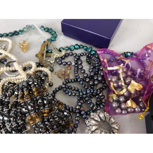 100 - A good collection of costume jewellery to include fashion and vintage watches, pearls, silver rings ... 