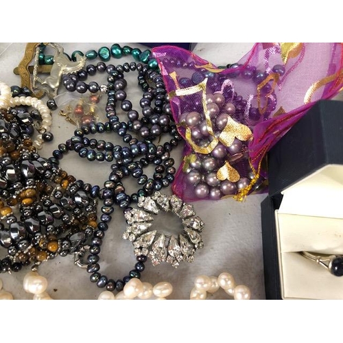 100 - A good collection of costume jewellery to include fashion and vintage watches, pearls, silver rings ... 