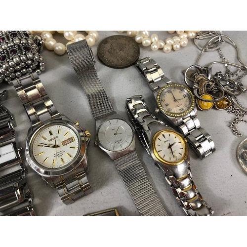 100 - A good collection of costume jewellery to include fashion and vintage watches, pearls, silver rings ... 