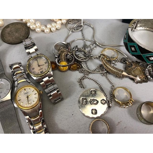 100 - A good collection of costume jewellery to include fashion and vintage watches, pearls, silver rings ... 