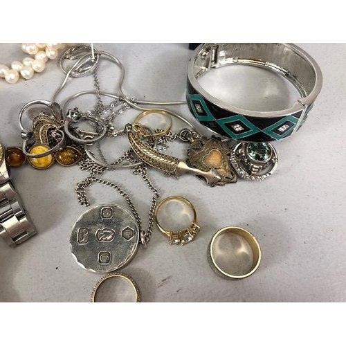 100 - A good collection of costume jewellery to include fashion and vintage watches, pearls, silver rings ... 