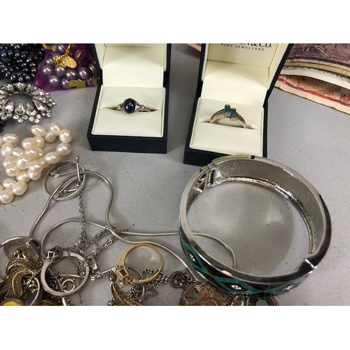 100 - A good collection of costume jewellery to include fashion and vintage watches, pearls, silver rings ... 