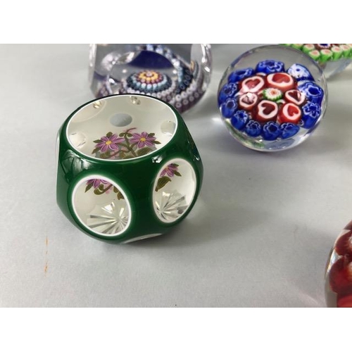 115 - Vintage glass, collection of glass paper weights in varying designs several faceted and millefiori, ... 