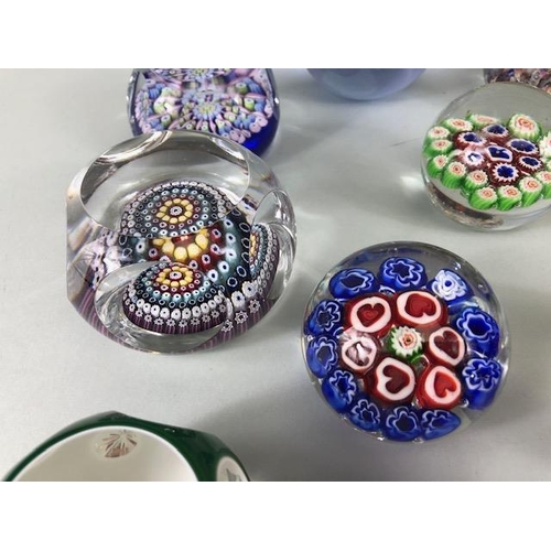 115 - Vintage glass, collection of glass paper weights in varying designs several faceted and millefiori, ... 