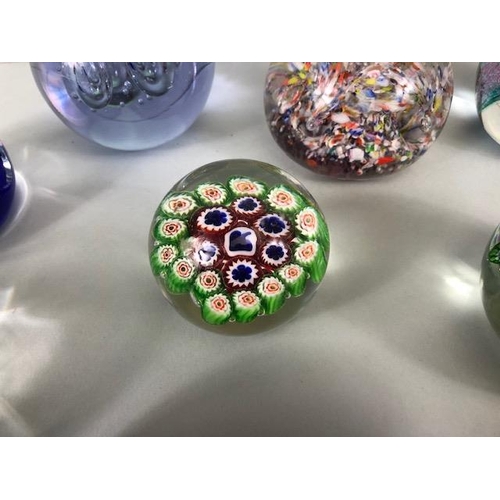 115 - Vintage glass, collection of glass paper weights in varying designs several faceted and millefiori, ... 