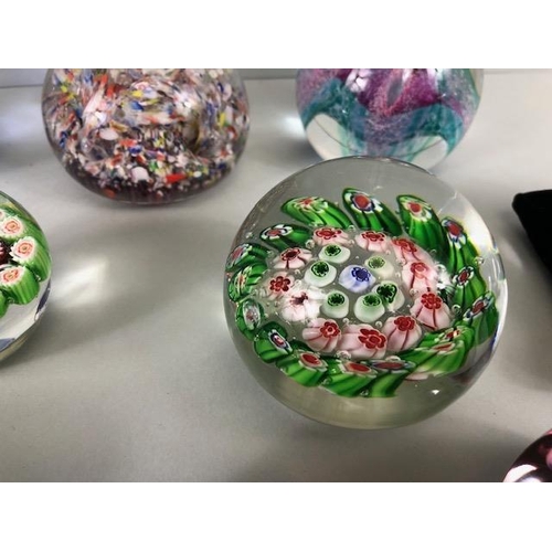 115 - Vintage glass, collection of glass paper weights in varying designs several faceted and millefiori, ... 