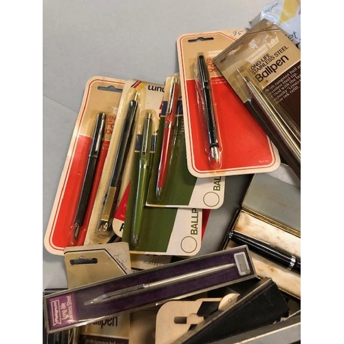 122 - Vintage pens, large quantity of vintage 1980s, Platignum, ball point pens, Fountain pens and pencils... 