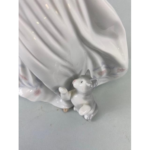 241 - Lladro, porcelain figures being 010.08023, Room for Three, 06109, Meal time, 010.06941 Kittens Gathe... 