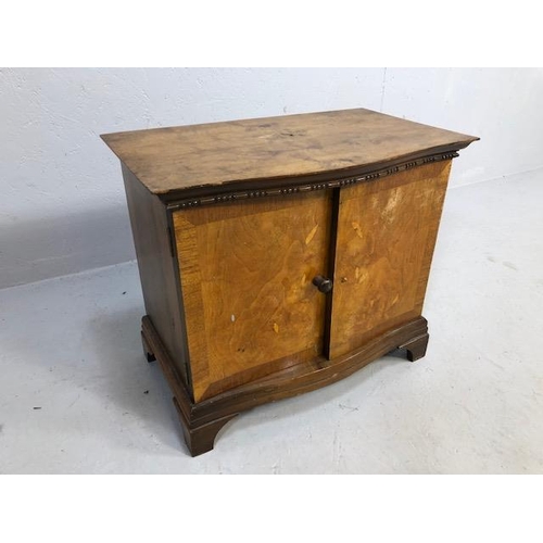 273 - Vintage Radio, 20th century Pamahonic table top cabinet radio approximately 50 x 40 33 cm