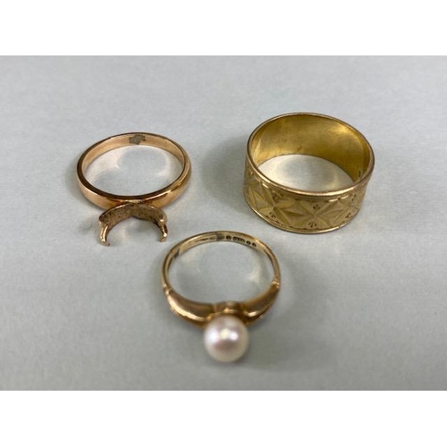 28 - 9ct yellow gold ring set with a single cultured pearl size G, 9ct yellow gold diamond cut wedding ba... 