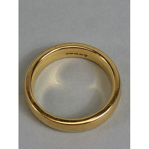 33 - 18ct yellow gold barrel wedding ring approximately size N , 7.2g