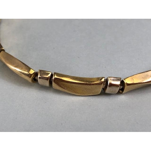 35 - Contemporary 9ct Gold Bracelet with wavey links approx 20cm in length and 7.9g