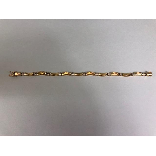 35 - Contemporary 9ct Gold Bracelet with wavey links approx 20cm in length and 7.9g