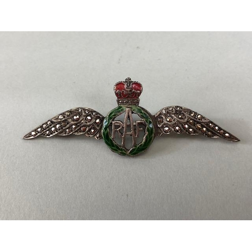 40 - Militaria brooches and badges to include early 20th century RAF Sweetheart wings brooch and Royal ar... 