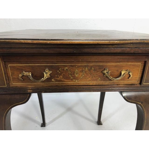 426 - Edwardian games table with inlay top, on serpentine legs, the four triangular quarters of the top hi... 