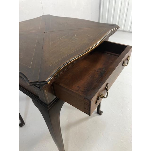 426 - Edwardian games table with inlay top, on serpentine legs, the four triangular quarters of the top hi... 