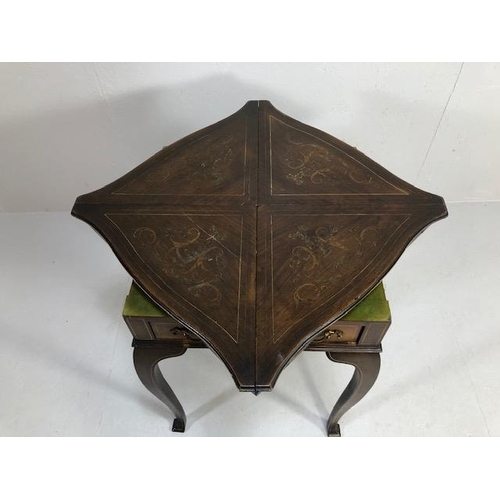 426 - Edwardian games table with inlay top, on serpentine legs, the four triangular quarters of the top hi... 