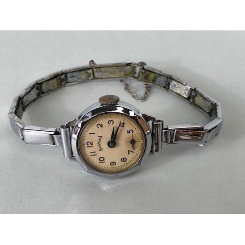 76 - Vintage watches, collection of vintage watches to include a 1990 Gucci Q two colour bracelet watch a... 