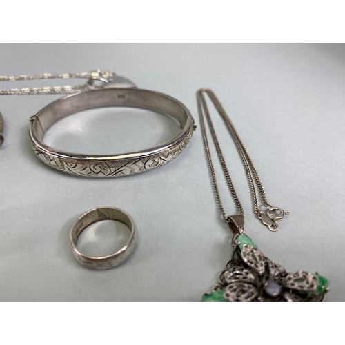 86 - Silver hall marked jewellery and other items to include two bangles, money clip ring heart crystal s... 