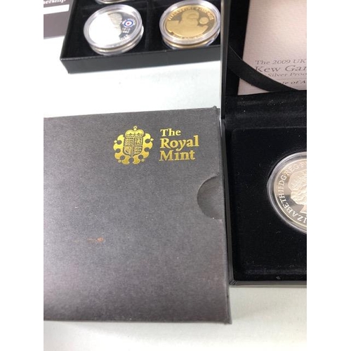 87 - Coins, collection of British collectable commemorative coins, to include royal Mint classic car box ... 