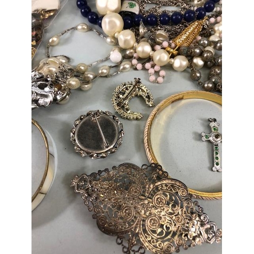 89 - Collection of vintage costume jewellery to include, beads, bangles, earrings chains, brooches etc an... 