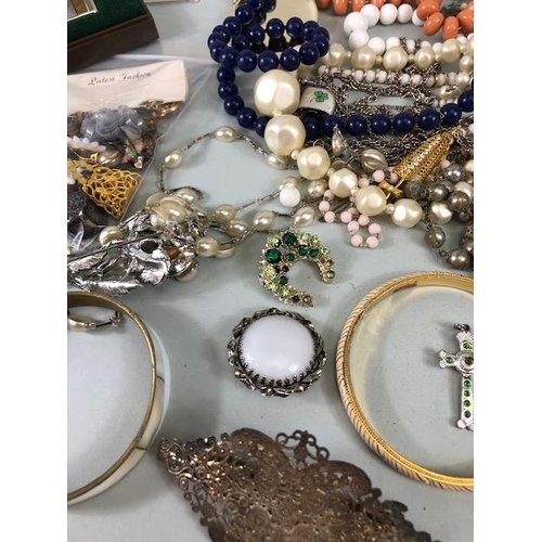 89 - Collection of vintage costume jewellery to include, beads, bangles, earrings chains, brooches etc an... 