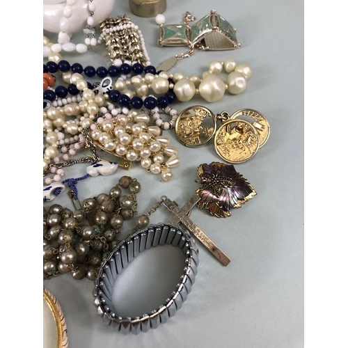 89 - Collection of vintage costume jewellery to include, beads, bangles, earrings chains, brooches etc an... 