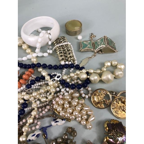 89 - Collection of vintage costume jewellery to include, beads, bangles, earrings chains, brooches etc an... 