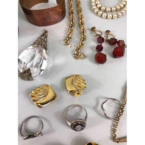 93 - Costume Jewellery, small quantity of vintage and antique costume jewellery to include brooches, pear... 