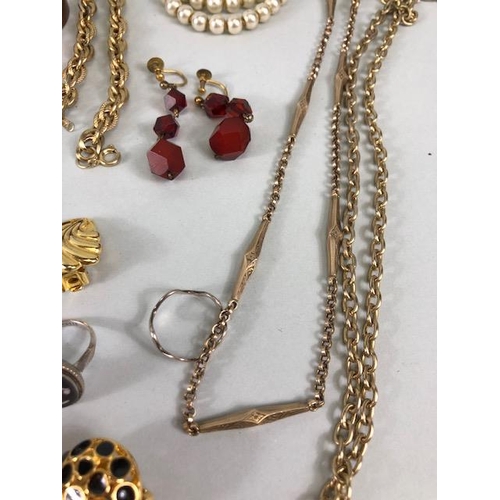 93 - Costume Jewellery, small quantity of vintage and antique costume jewellery to include brooches, pear... 