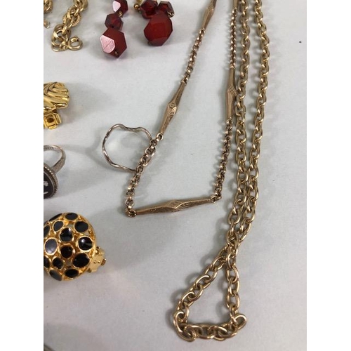 93 - Costume Jewellery, small quantity of vintage and antique costume jewellery to include brooches, pear... 