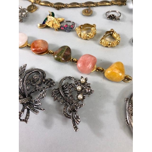 93 - Costume Jewellery, small quantity of vintage and antique costume jewellery to include brooches, pear... 