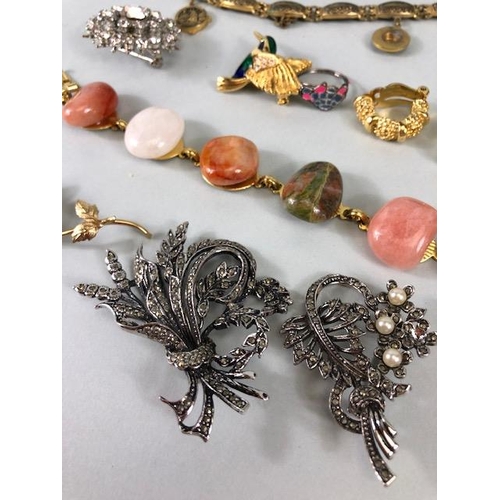 93 - Costume Jewellery, small quantity of vintage and antique costume jewellery to include brooches, pear... 