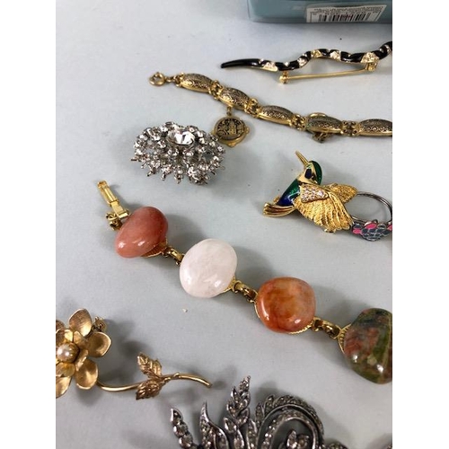 93 - Costume Jewellery, small quantity of vintage and antique costume jewellery to include brooches, pear... 